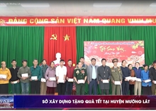 Sở Xây dựng tặng quà Tết tại huyện Mường Lát